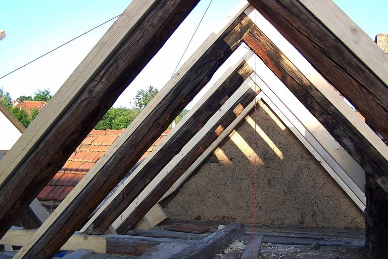 Alter Dachstuhl repariert und Sparren verstärkt.