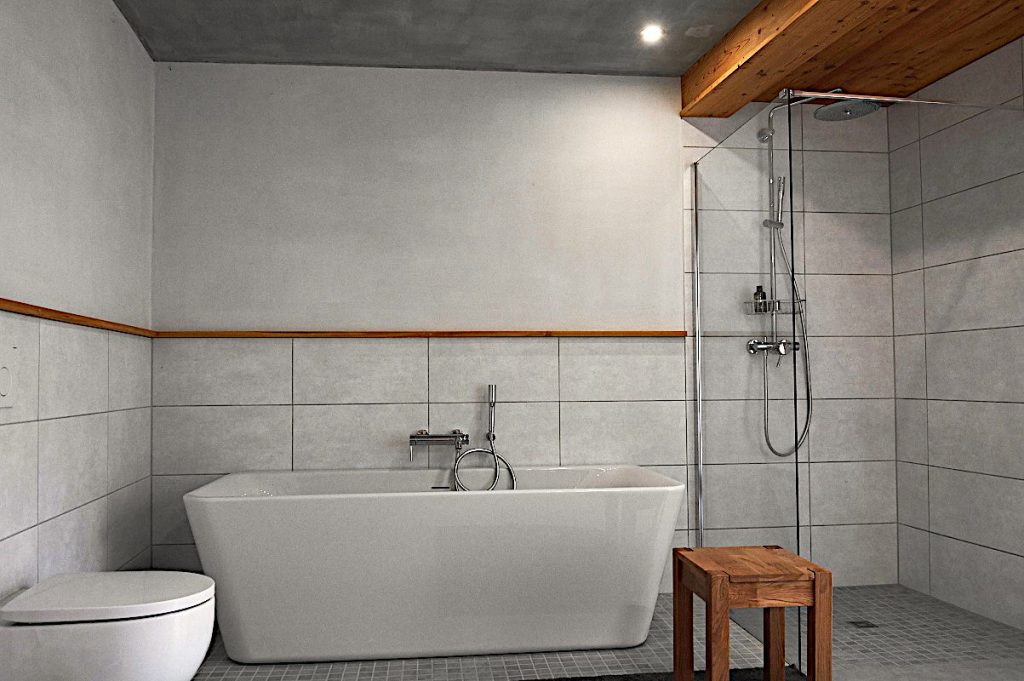 Großes helles Badezimmer mit Dusche und Badewanne.