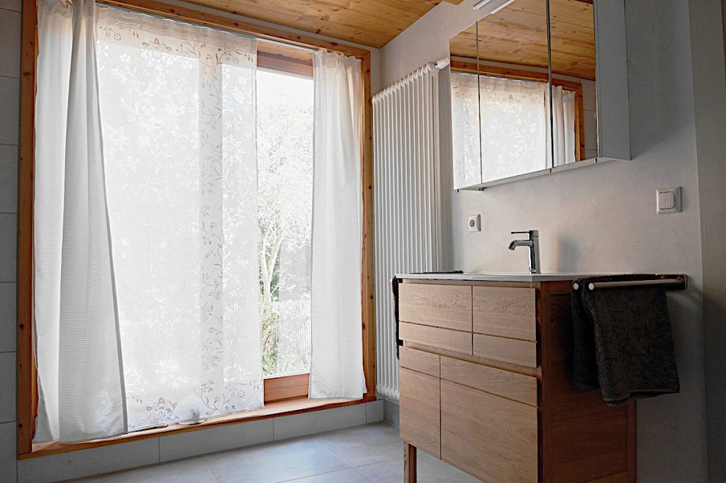 Großes helles Badezimmer mit Waschtisch.