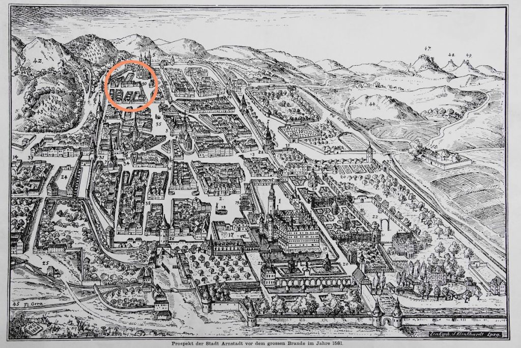 Ferienhaus Liebfrauenkirche. Zeichnung von Arnstadt von 1581, das Gelände der Liebfrauenkirche und des Jungfrauenklosters markiert.