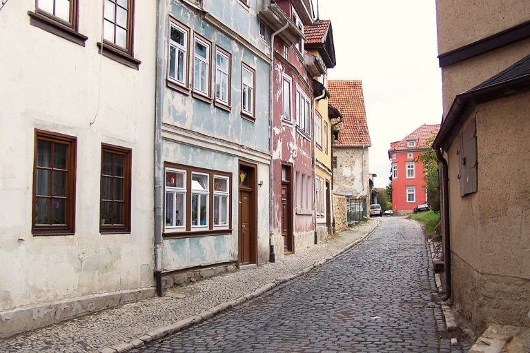 Ansicht der Mittelgasse von Westen im Jahr 2009.