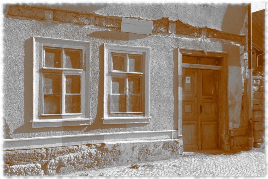 Verfallene und kaputte Fassade vom Haus Mittelgasse 15.