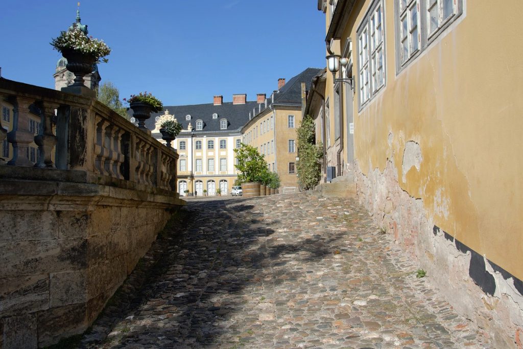 Aufgang zum Schlosshof der Heidecksburg Rudolstadt vor blauem Himmel im Sonnenschein.