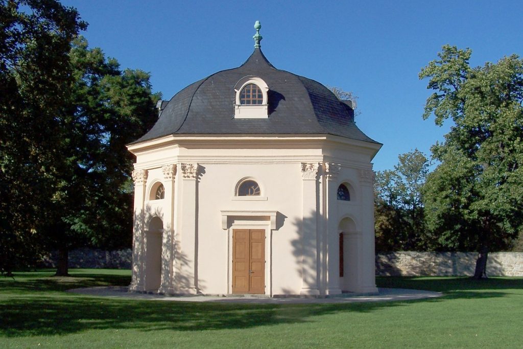 Schallhaus auf der Heidecksburg Rudolstadt vor blauem Himmel im Sonnenschein.