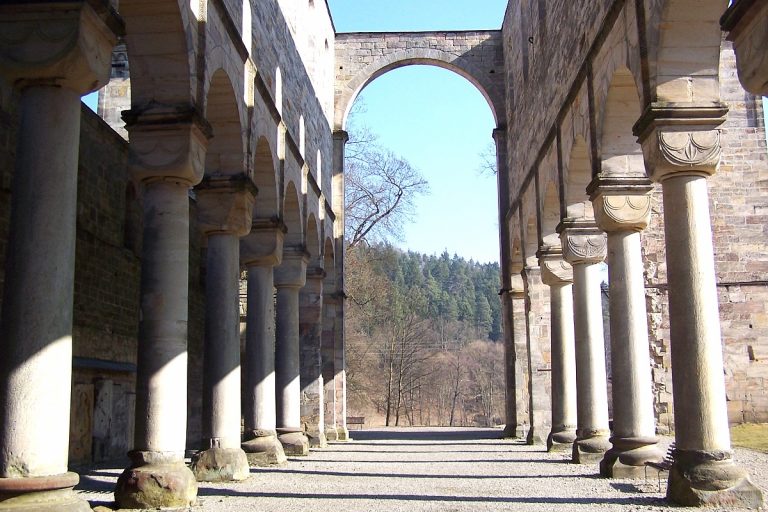 Klosterruine Paulinzella vor blauem Himmel im Sonnenschein.