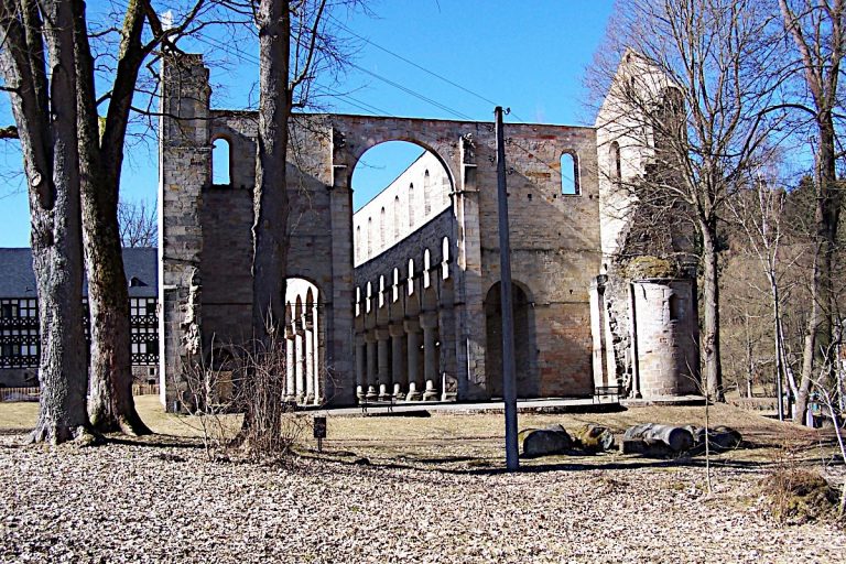Ferienhaus Arnstadt "Zur grauen Maus". Klosterruine Paulinzella vor blauem Himmel im Sonnenschein.
