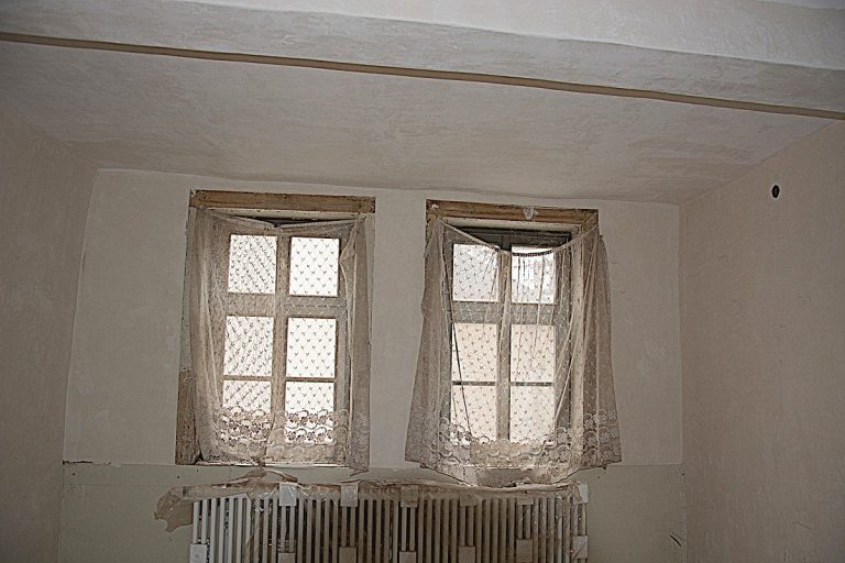 Mit weißem Kalkputz und Kalkspachtel fertig verputzte Küche.