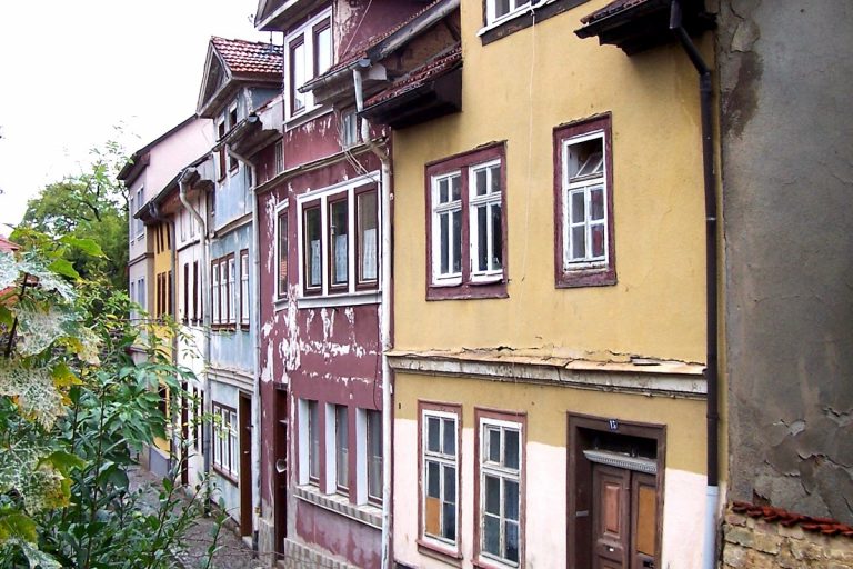 Ferienhaus Mittelgasse 15, das unsanierte Haus Mittelgasse 15 im Jahr 2009 mit gelber Fassade.