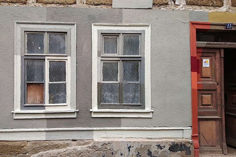 Farbmuster an Fassade zur Auswahl der Farben aus verschiedenen Grautönen und Ziegelrot.