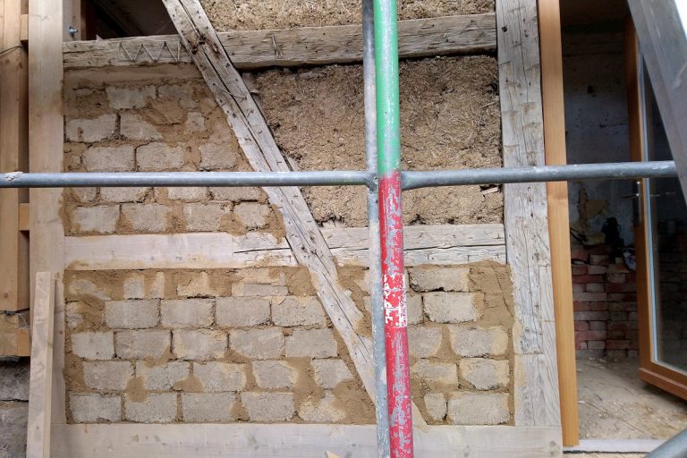 Repariertes Fachwerk wurde mit Leichtlehmsteinen ausgemauert.
