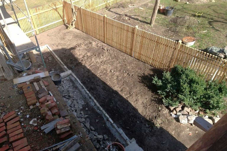 Neuer Zaun im Garten und Baubeginn Pflasterweg.