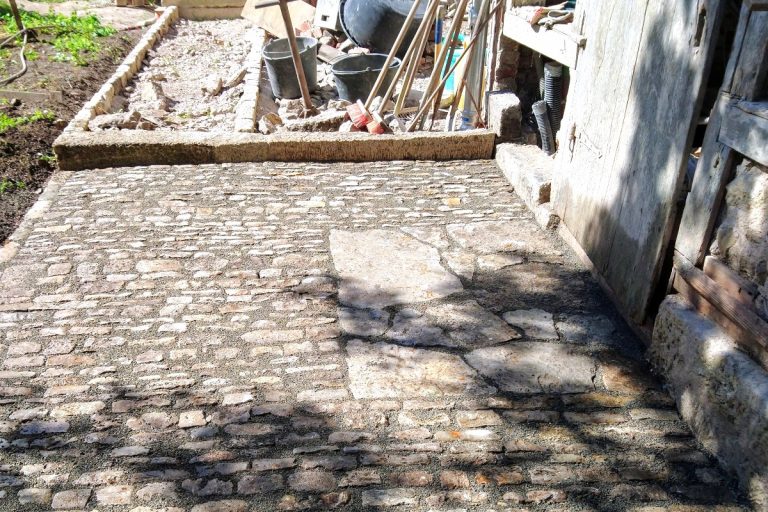 Die Fläche vor dem Gartenhaus, befestigt mit Kalksteinpflaster und Kalksteinplatten.