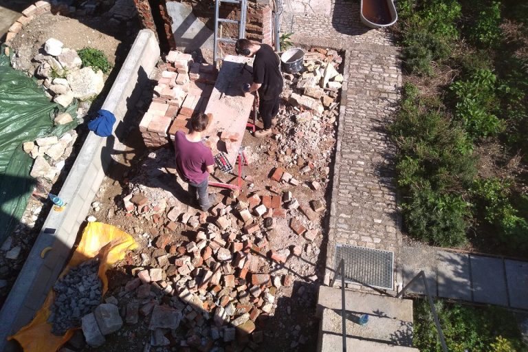Hof und Garten von oben, mit Abbruch Hinterhaus, neuem Pflasterweg und Gartenbepflanzung.