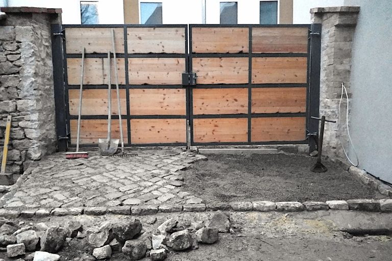 Ferienhaus Mittelgasse 15, Toreinfahrt zum Parkplatz, die Einfahrt wird gerade gepflastert.