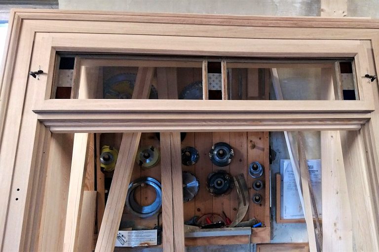 Ferienhaus Mittelgasse 15,, neue Zarge aus Eiche für alte zweiflügelige Eingangstür.