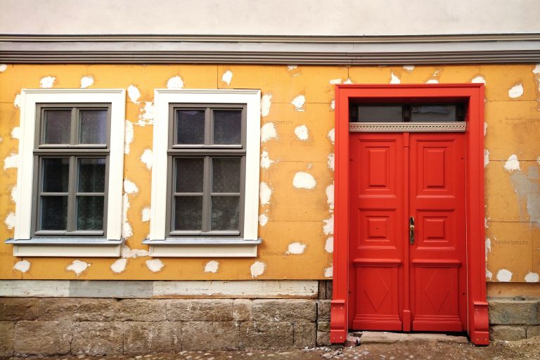 Ferienhaus Mittelgasse 15, restaurierte alte zweiflügelige Eingangstür wieder eingebaut und ziegelrot gestrichen.