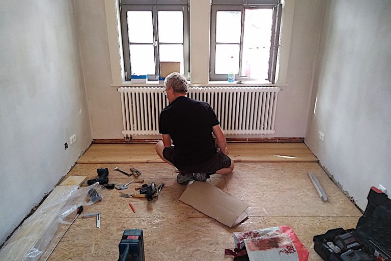 Verlegung von Lärchenholz- Fußbodendielen auf OSB - Platten im Schlafzimmer.