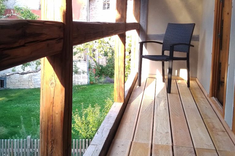 Lärchenholz - Terrassendielen auf Laubengang verlegt.