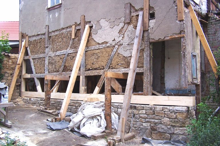 Sockel aus Kalksteinmauerwerk neu hergestellt, Fachwerkschwelle erneuert, Fachwerk repariert.