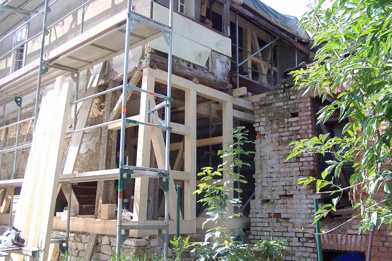 Gebäudeecke mit traditionell ausgeführtem Fachwerk erneuert.