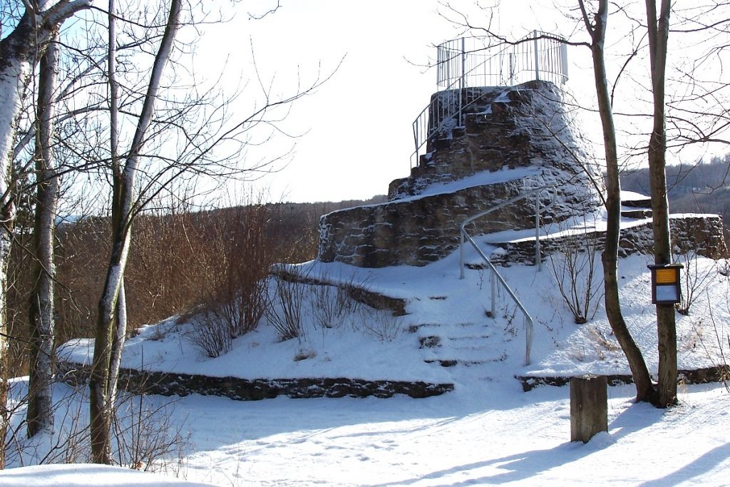 Beim Ferienhaus "Zur grauen Maus", Aussichtspunkt Schneckchen auf der Alteburg im Winter bei Sonnenschein.