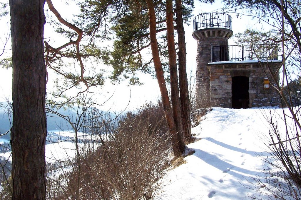 Beim Ferienhaus "Zur grauen Maus", Aussichtspunkt Kreuzchen auf der Alteburg im Winter bei Sonnenschein.