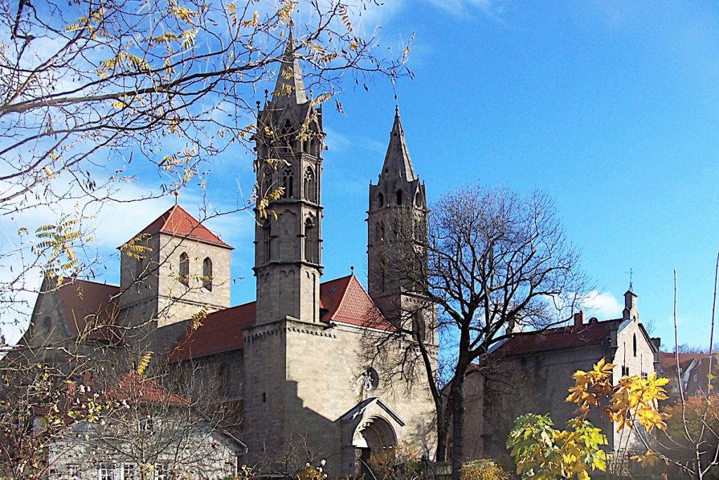 Ferienhaus Arnstadt "Zur grauen Maus", Die Liebfrauenkirche im Herbst von Nordosten vor blauem Himmel im Sonnenschein.