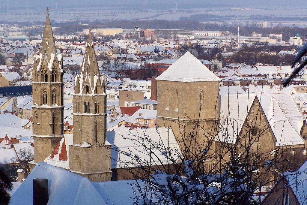 Beim Ferienhaus "Zur grauen Maus", Liebfrauenkirche von Südwesten im Winter vor blauem Himmel im Sonnenschein.
