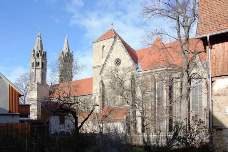 Beim Ferienhaus "Zur grauen Maus", Liebfrauenkirche von Südosten vor blauem Himmel im Sonnenschein.